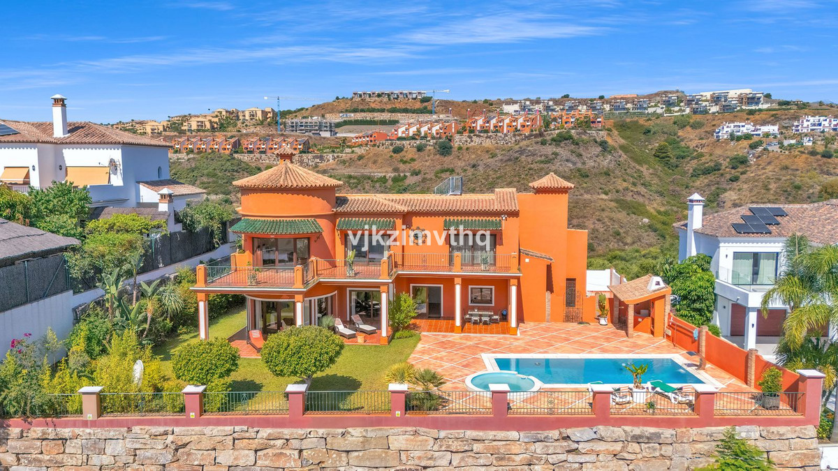 5 Bed Townhouse for sale in Benahavís Costa Del Sol, Málaga, Spain