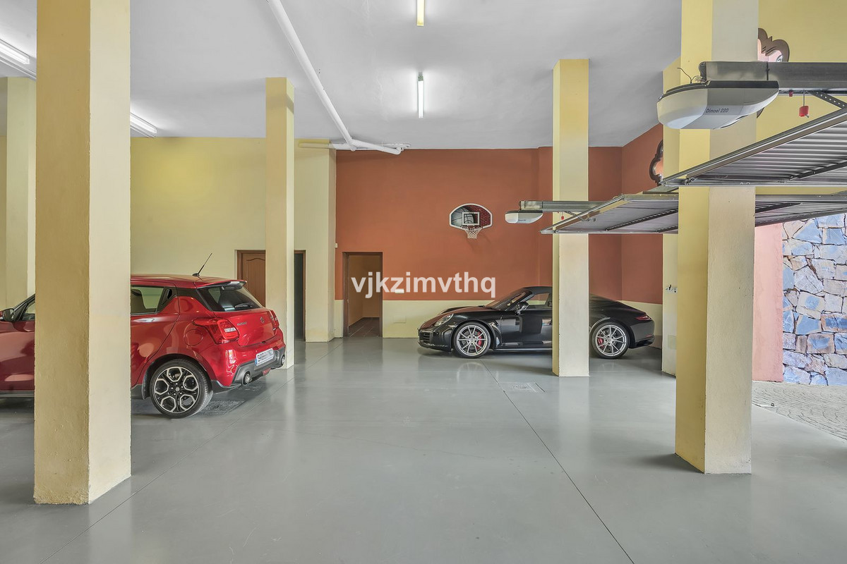 5 Bed Townhouse for sale in Benahavís Costa Del Sol, Málaga, Spain