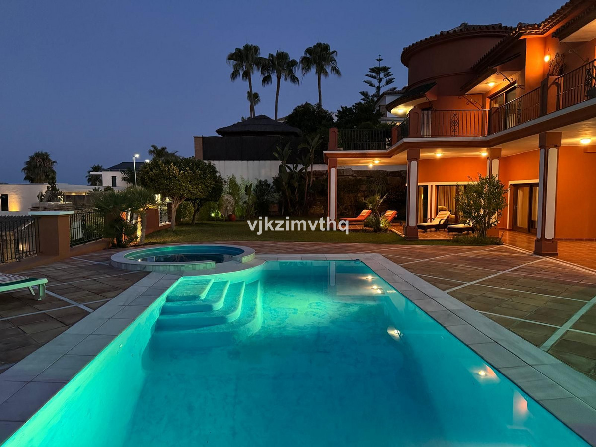 5 Bed Townhouse for sale in Benahavís Costa Del Sol, Málaga, Spain