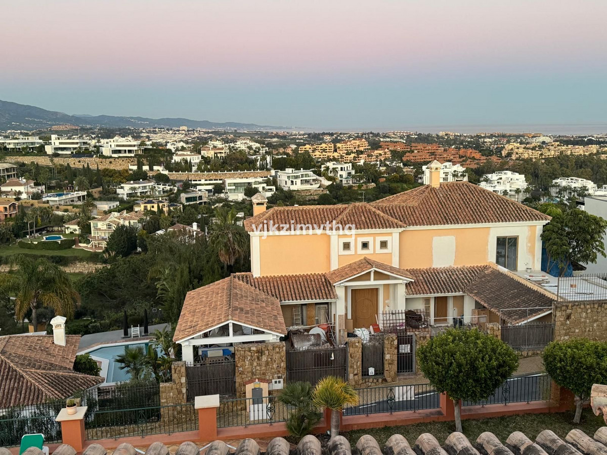5 Bed Townhouse for sale in Benahavís Costa Del Sol, Málaga, Spain
