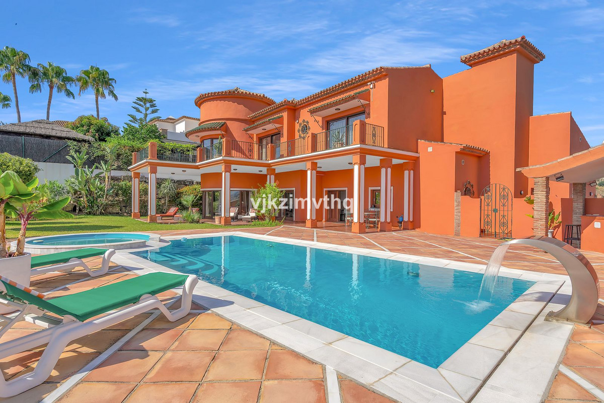 5 Bed Townhouse for sale in Benahavís Costa Del Sol, Málaga, Spain
