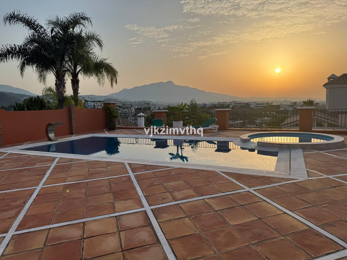 5 Bed Townhouse for sale in Benahavís Costa Del Sol, Málaga, Spain