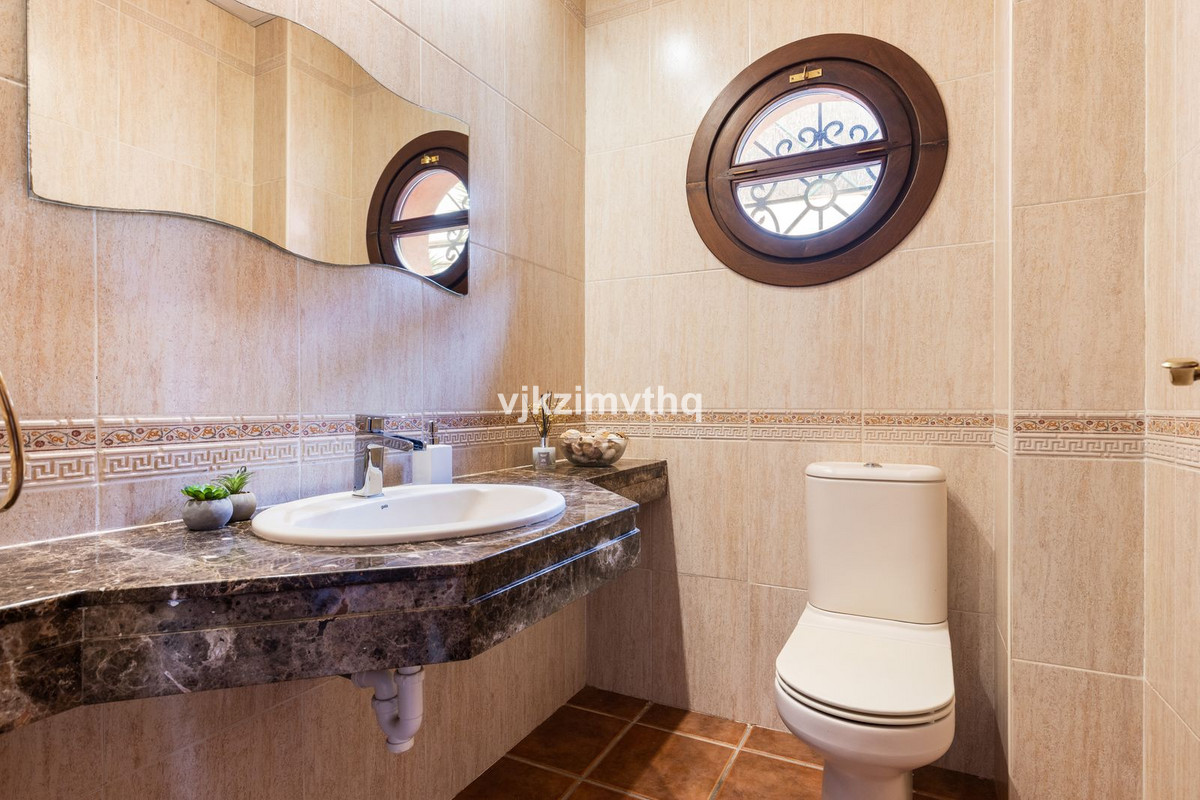 5 Bed Townhouse for sale in Benahavís Costa Del Sol, Málaga, Spain