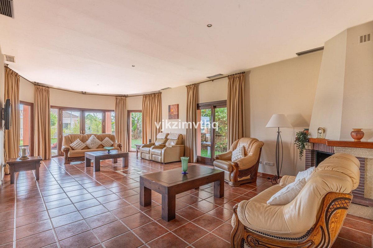 5 Bed Townhouse for sale in Benahavís Costa Del Sol, Málaga, Spain