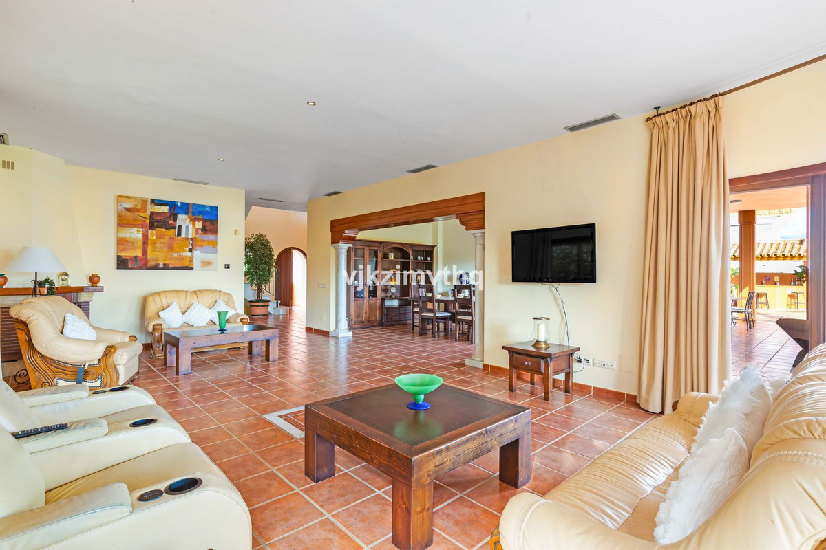 5 Bed Townhouse for sale in Benahavís Costa Del Sol, Málaga, Spain