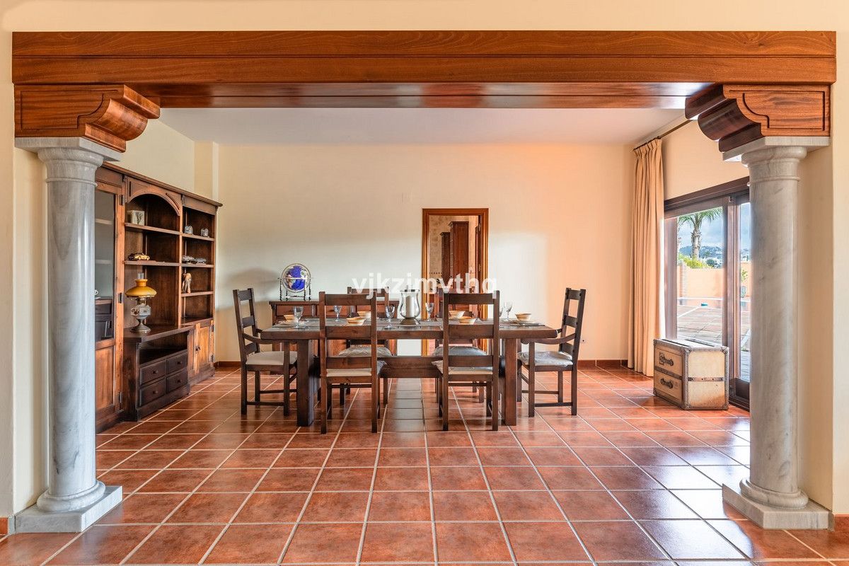 5 Bed Townhouse for sale in Benahavís Costa Del Sol, Málaga, Spain