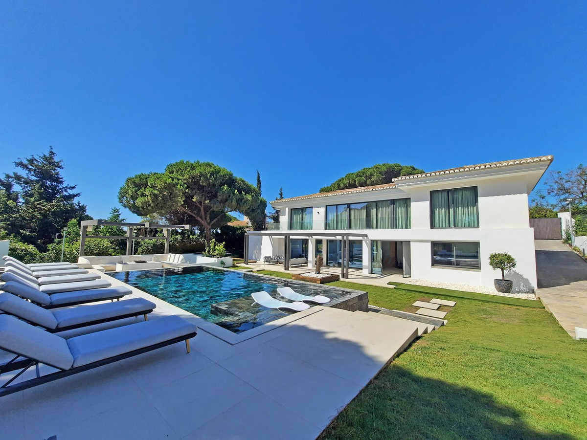 Se vende Villa - Chalet de 4 dormitorios en Costa Del Sol, Málaga, España