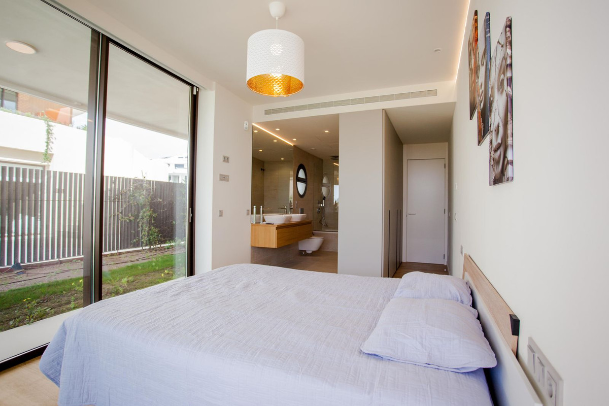 2 Bed Apartment for sale in Fuengirola Costa Del Sol, Málaga, Spain