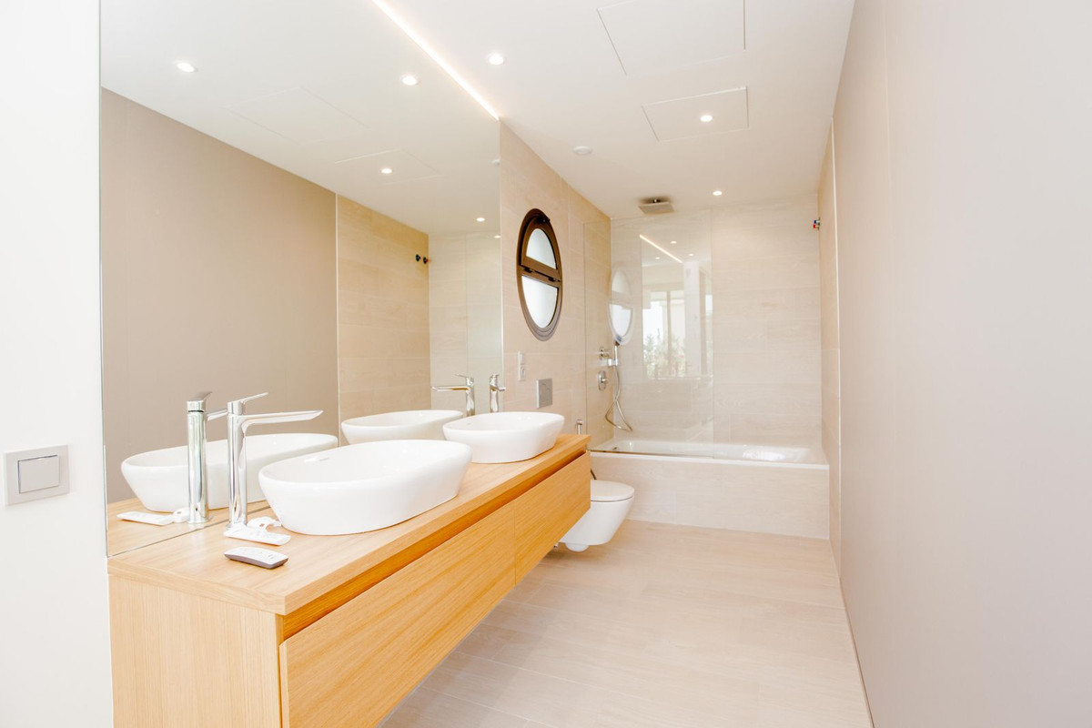 2 Bed Apartment for sale in Fuengirola Costa Del Sol, Málaga, Spain