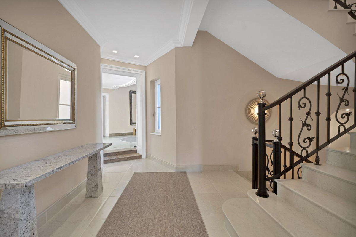 5 Bed Townhouse for sale in Benahavís Costa Del Sol, Málaga, Spain