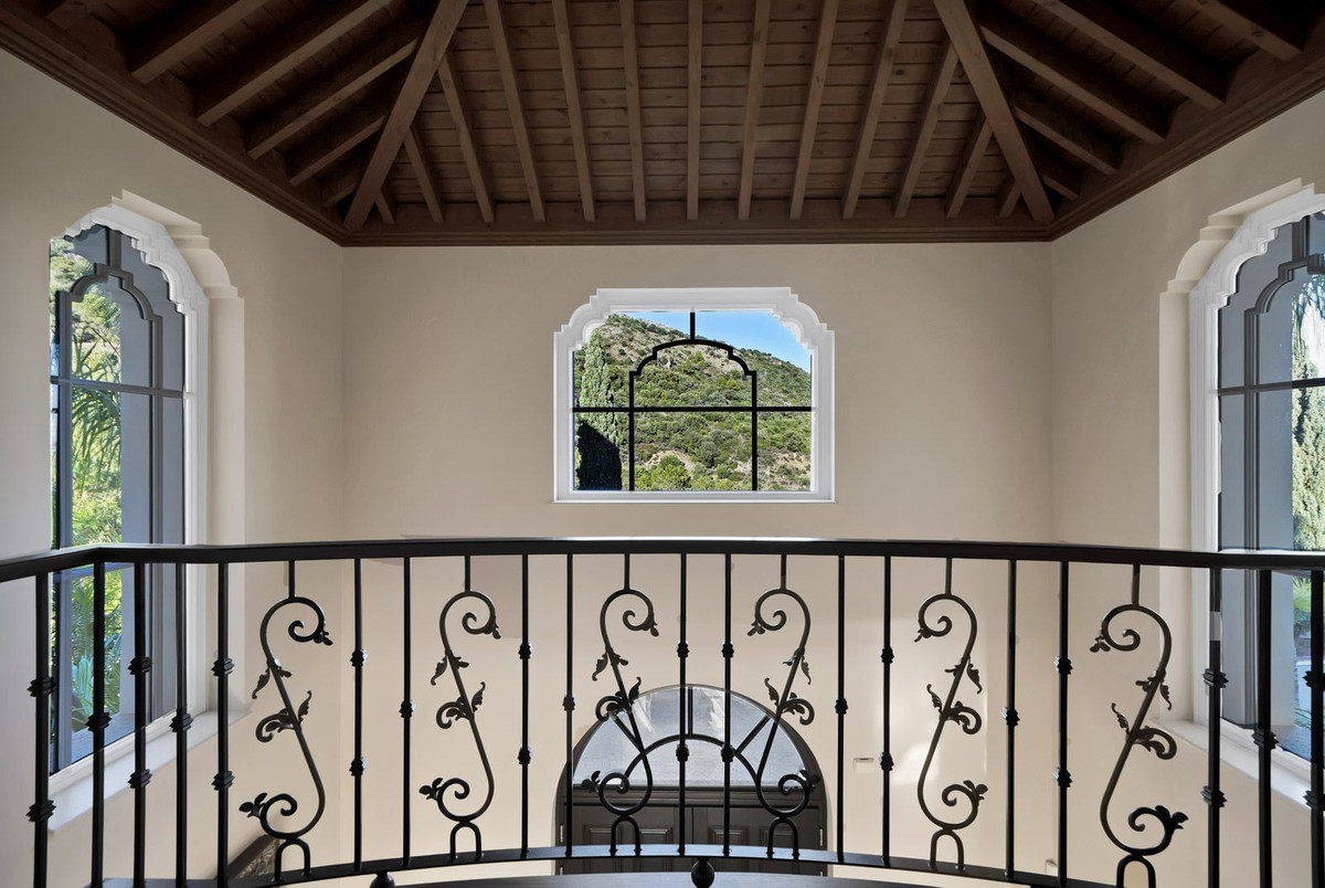 5 Bed Townhouse for sale in Benahavís Costa Del Sol, Málaga, Spain