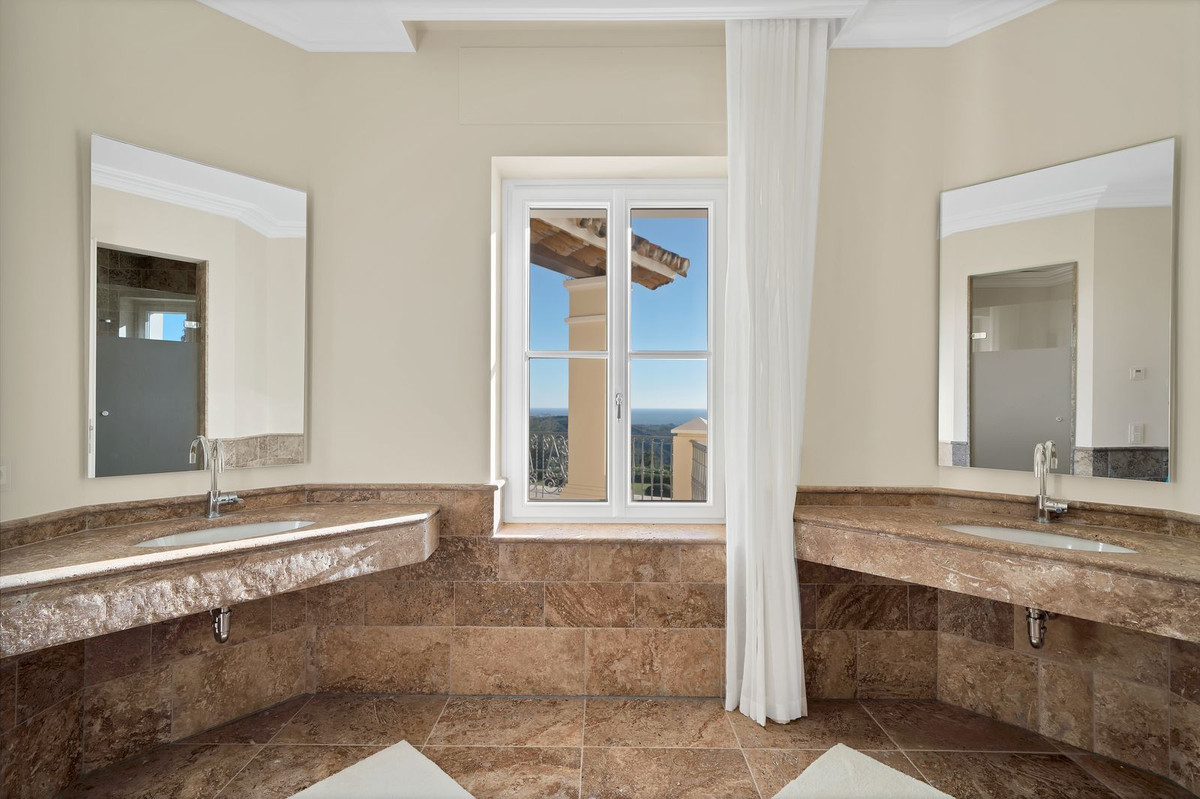 5 Bed Townhouse for sale in Benahavís Costa Del Sol, Málaga, Spain