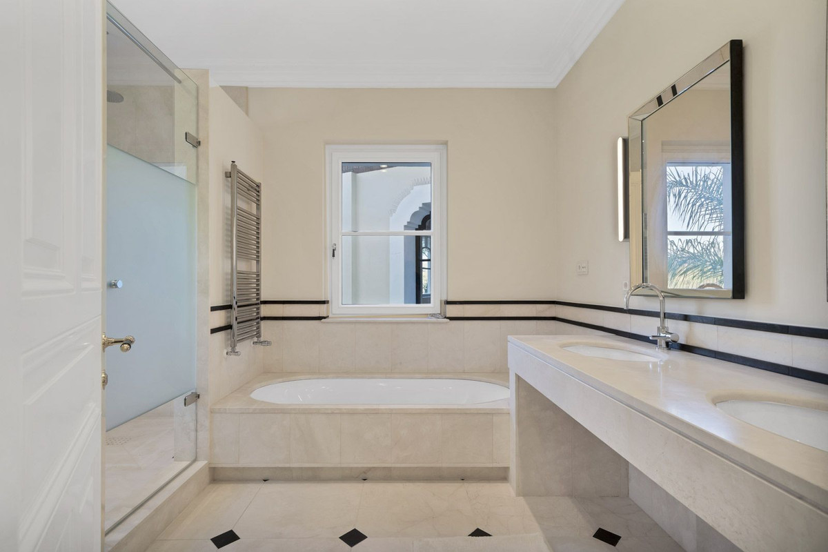 5 Bed Townhouse for sale in Benahavís Costa Del Sol, Málaga, Spain