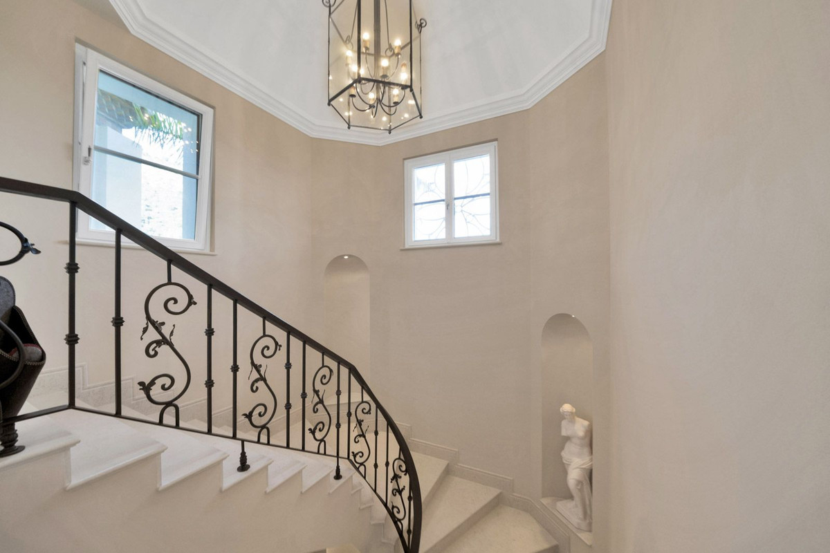 5 Bed Townhouse for sale in Benahavís Costa Del Sol, Málaga, Spain