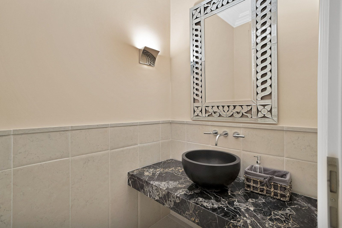 5 Bed Townhouse for sale in Benahavís Costa Del Sol, Málaga, Spain