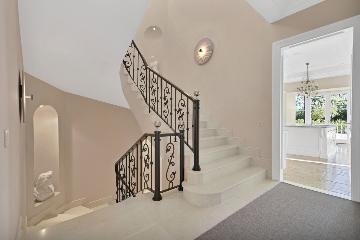5 Bed Townhouse for sale in Benahavís Costa Del Sol, Málaga, Spain