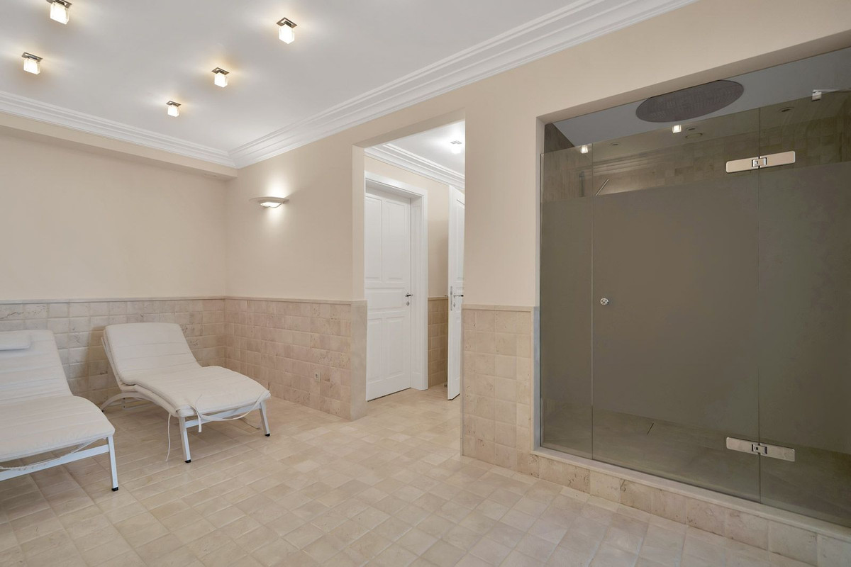 5 Bed Townhouse for sale in Benahavís Costa Del Sol, Málaga, Spain