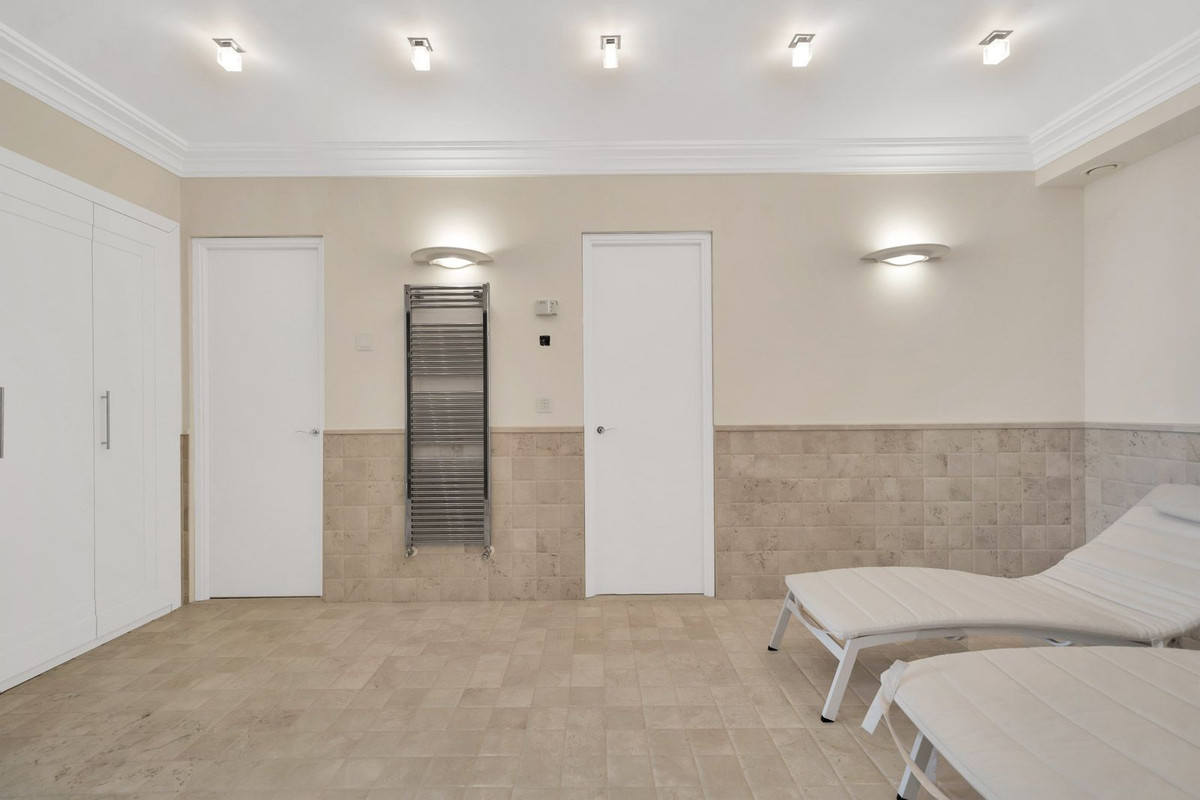 5 Bed Townhouse for sale in Benahavís Costa Del Sol, Málaga, Spain