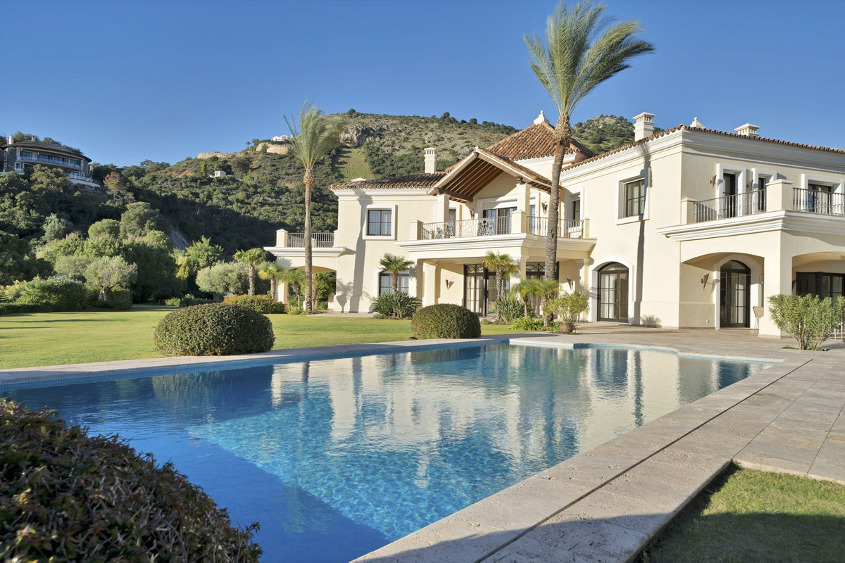 5 Bed Townhouse for sale in Benahavís Costa Del Sol, Málaga, Spain