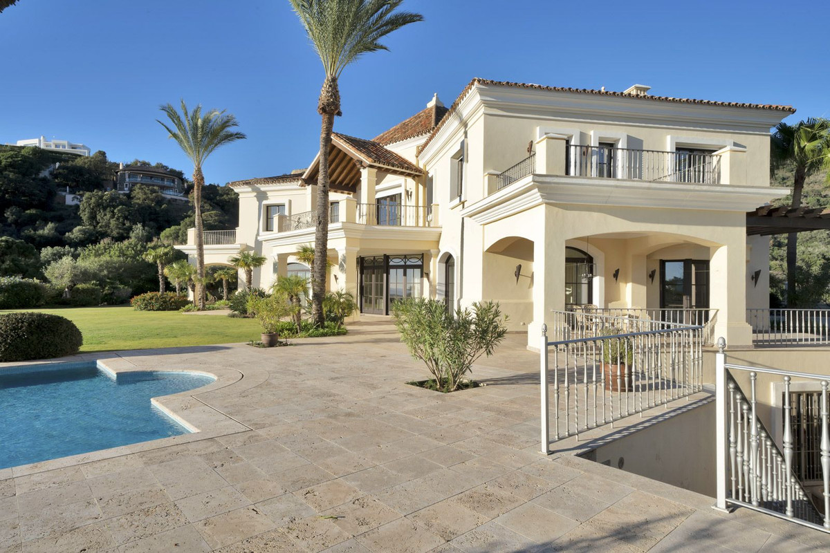 5 Bed Townhouse for sale in Benahavís Costa Del Sol, Málaga, Spain
