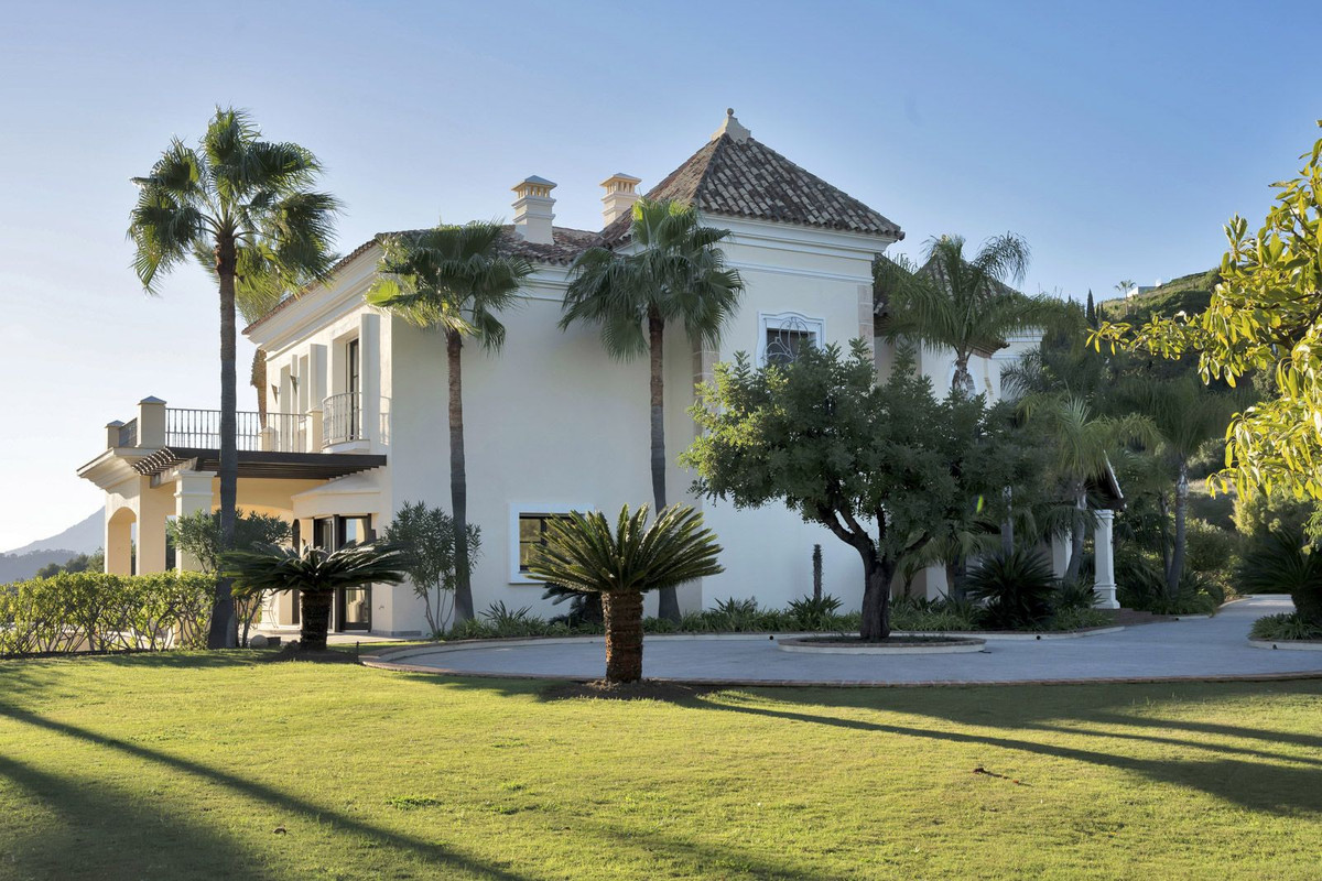5 Bed Townhouse for sale in Benahavís Costa Del Sol, Málaga, Spain