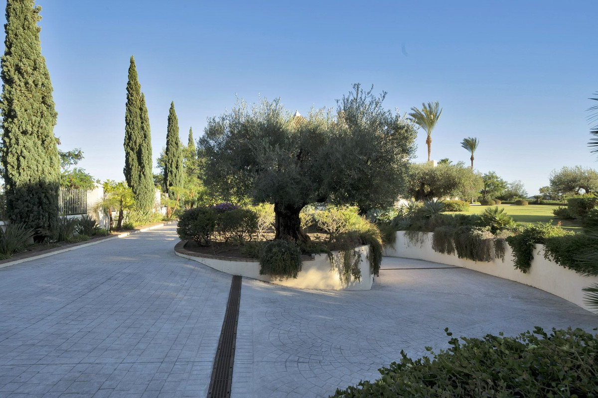 5 Bed Townhouse for sale in Benahavís Costa Del Sol, Málaga, Spain