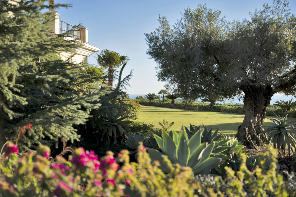5 Bed Townhouse for sale in Benahavís Costa Del Sol, Málaga, Spain
