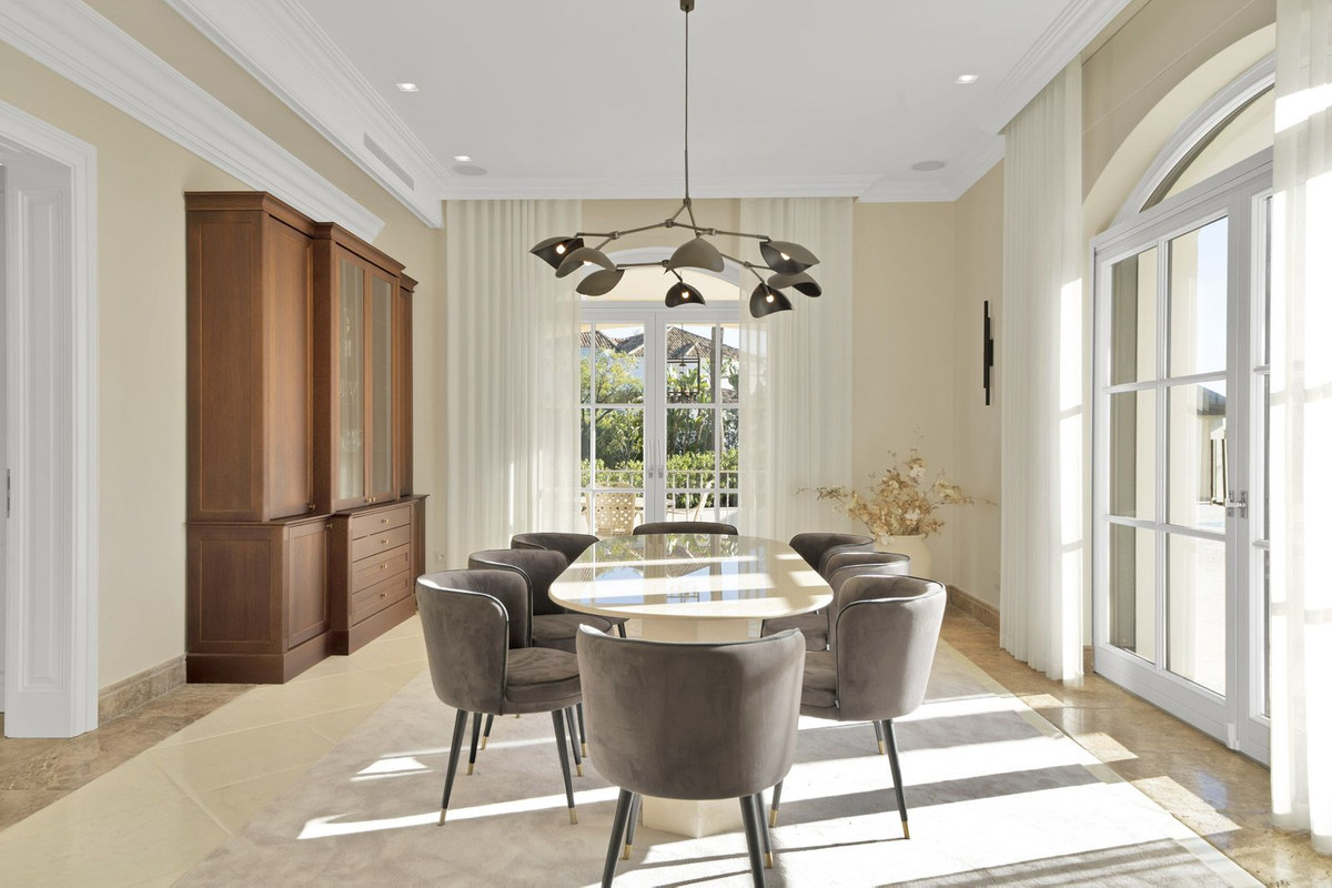 5 Bed Townhouse for sale in Benahavís Costa Del Sol, Málaga, Spain