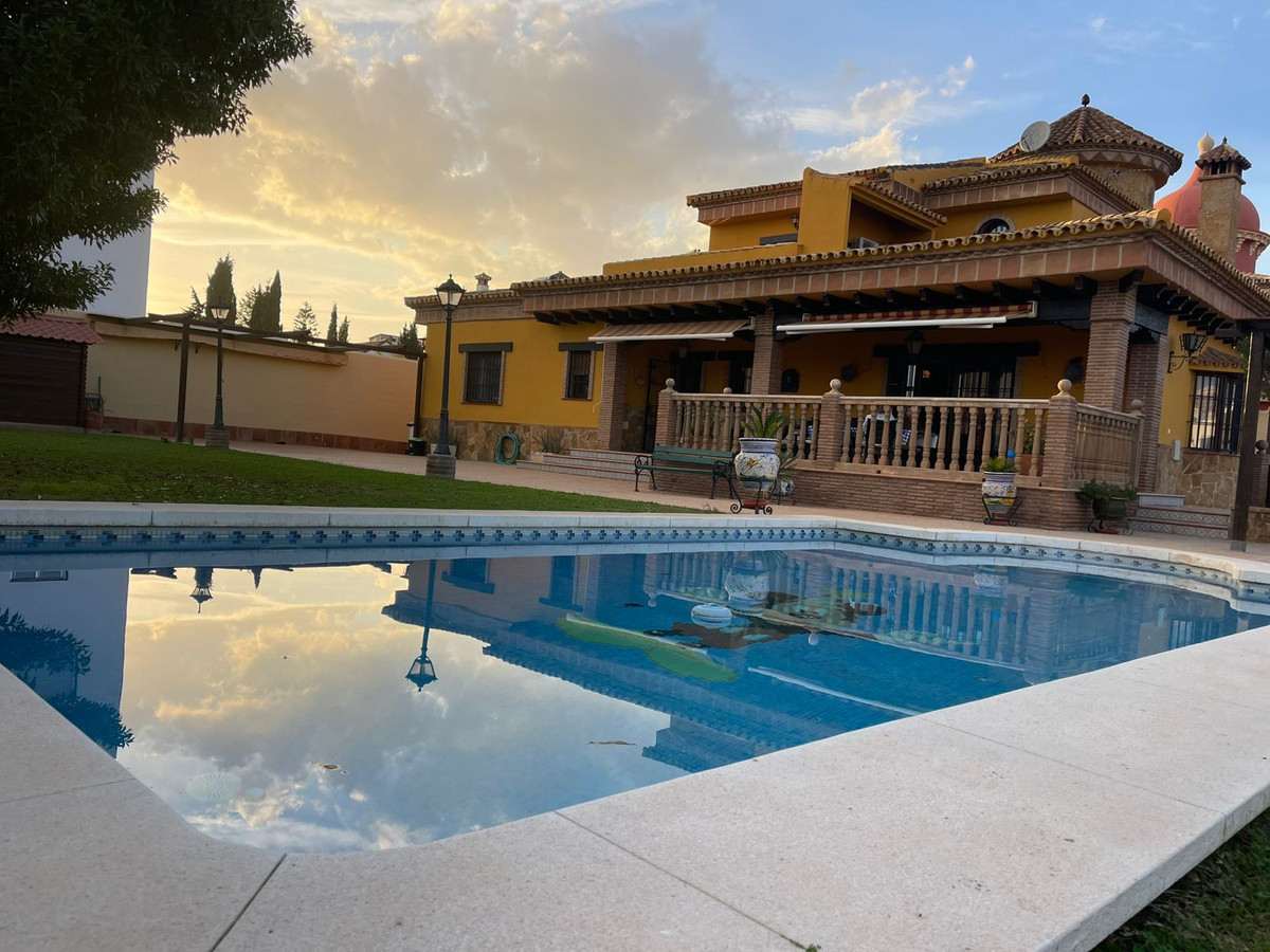 Se vende Villa - Chalet de 4 dormitorios en Costa Del Sol, Málaga, España