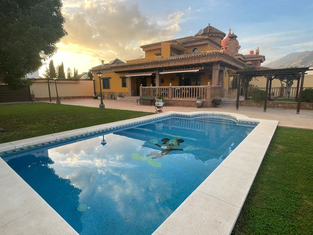 Se vende Villa - Chalet de 4 dormitorios en Costa Del Sol, Málaga, España