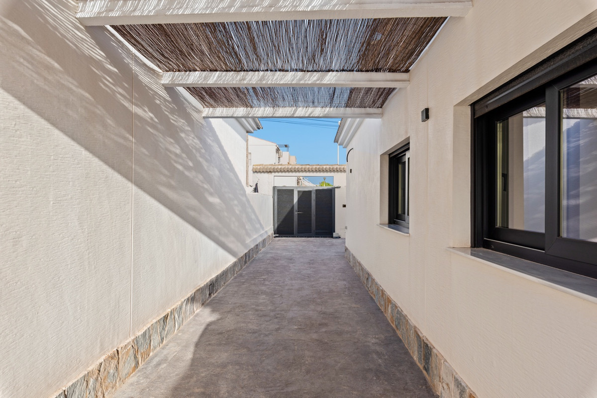 Se vende Villa - Chalet de 3 dormitorios en Costa Blanca, Alicante, España
