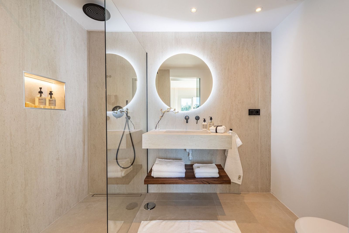 3 Bed Apartment for sale in La Quinta Costa Del Sol, Málaga, Spain