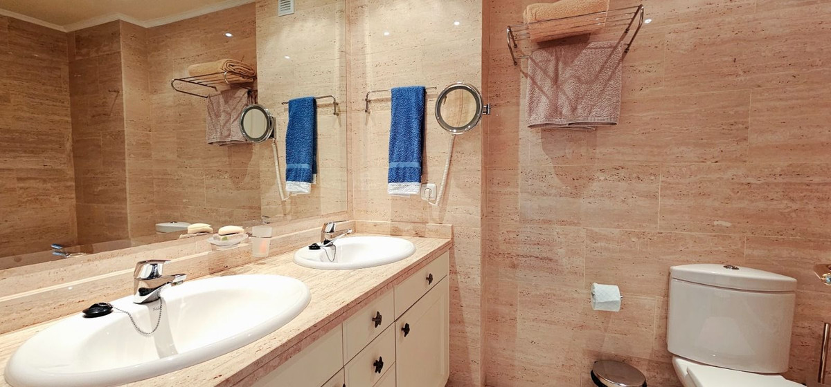Se vende Apartamento Planta Media de 2 dormitorios en Costa Del Sol, Málaga, España