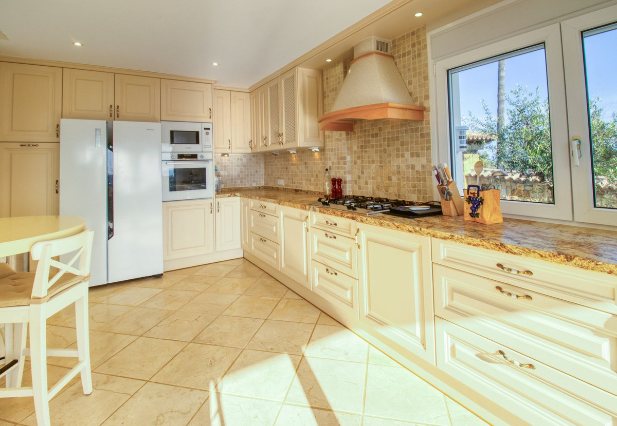 4 Bed Townhouse for sale in Estepona Costa Del Sol, Málaga, Spain