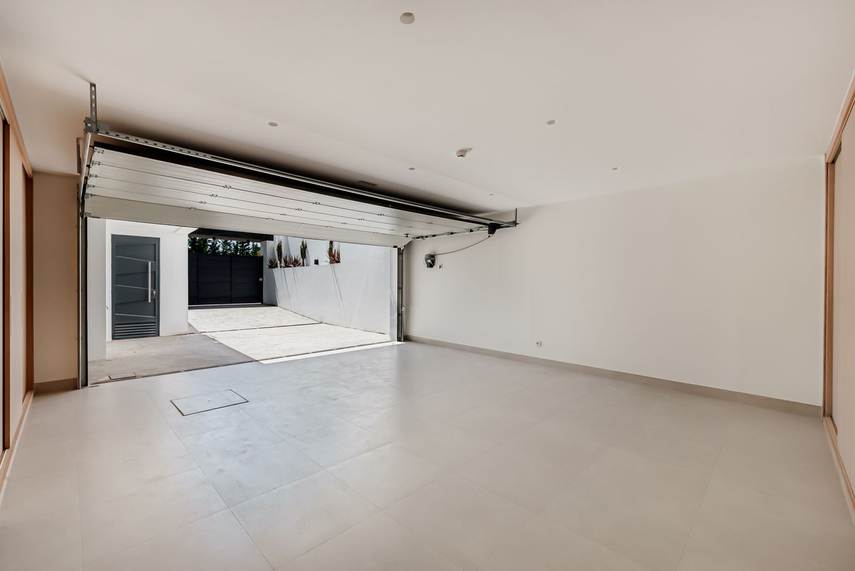 4 Bed Townhouse for sale in Nueva Andalucía Costa Del Sol, Málaga, Spain