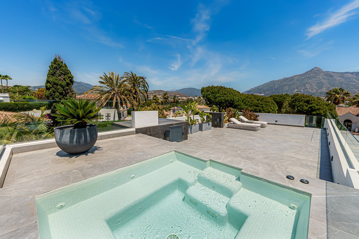 4 Bed Townhouse for sale in Nueva Andalucía Costa Del Sol, Málaga, Spain