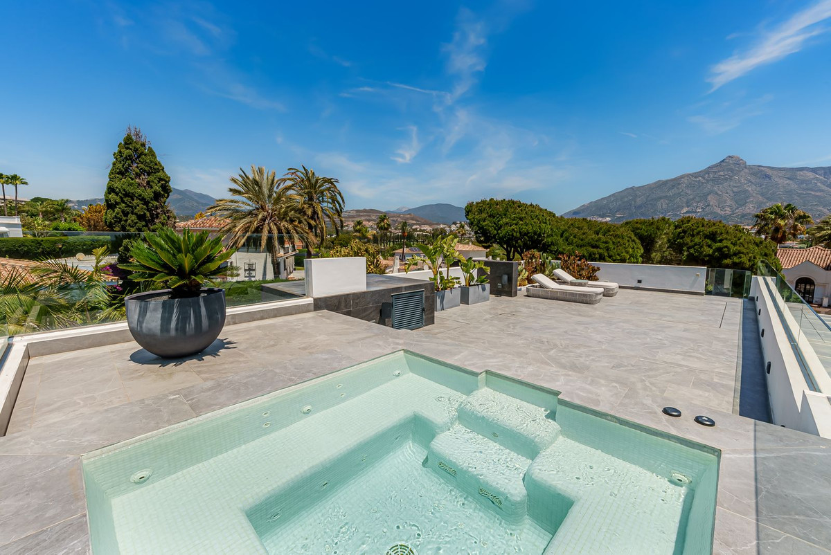 4 Bed Townhouse for sale in Nueva Andalucía Costa Del Sol, Málaga, Spain