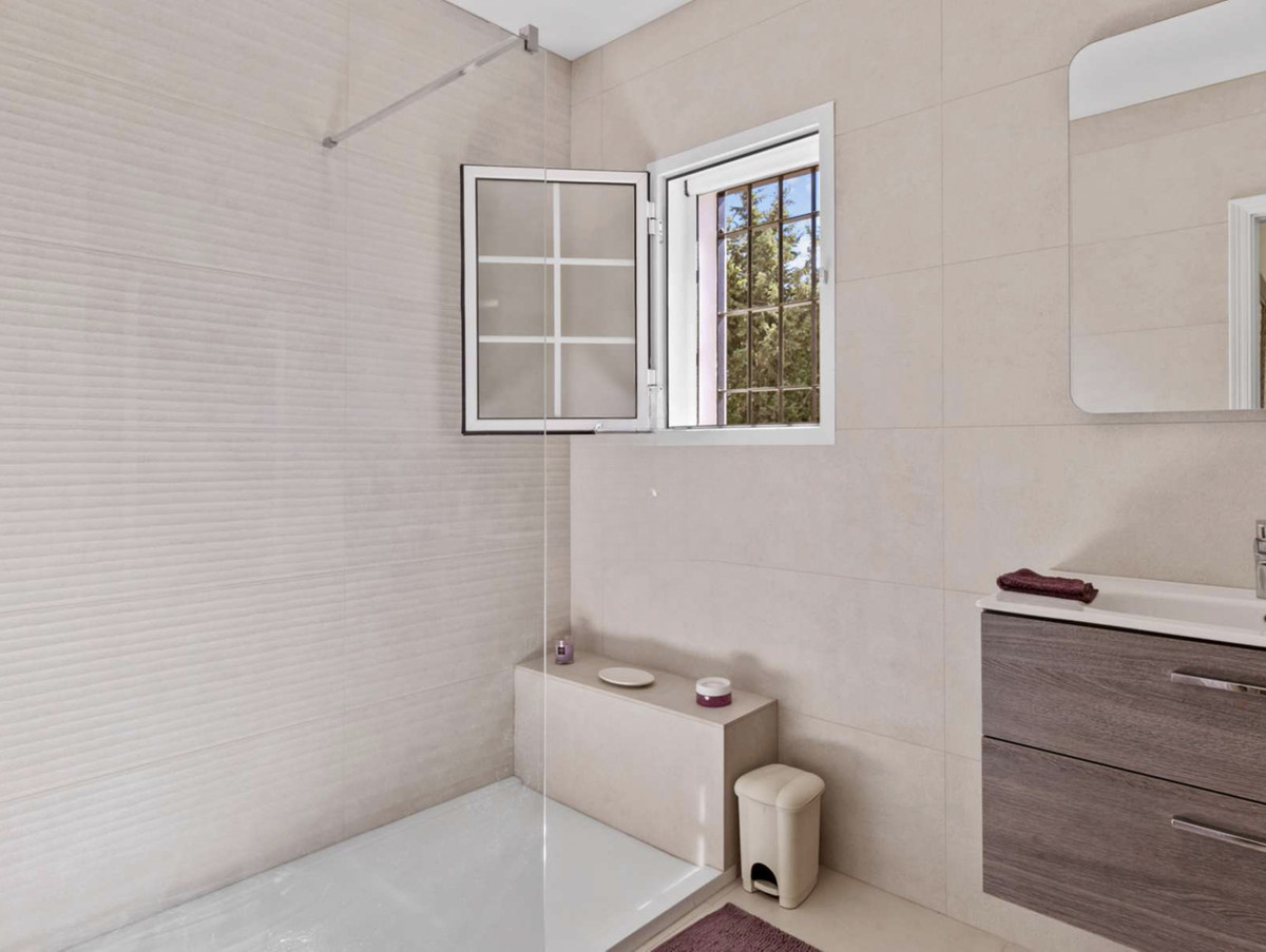5 Bed Townhouse for sale in El Paraiso Costa Del Sol, Málaga, Spain