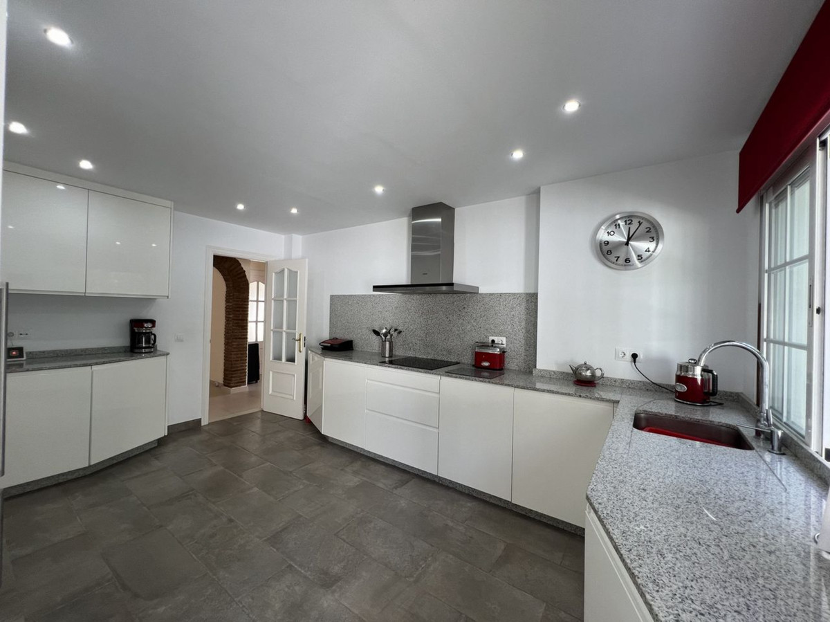 5 Bed Townhouse for sale in El Paraiso Costa Del Sol, Málaga, Spain