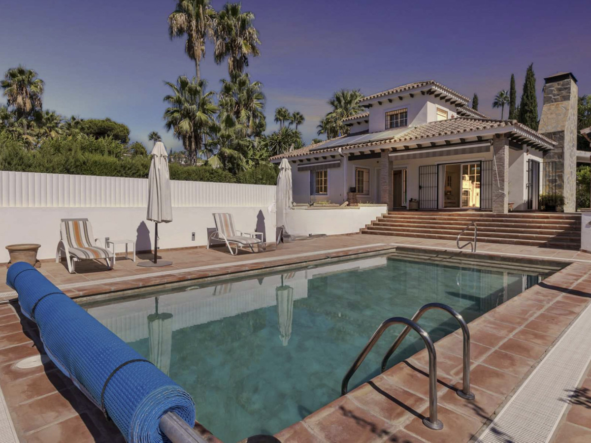5 Bed Townhouse for sale in El Paraiso Costa Del Sol, Málaga, Spain