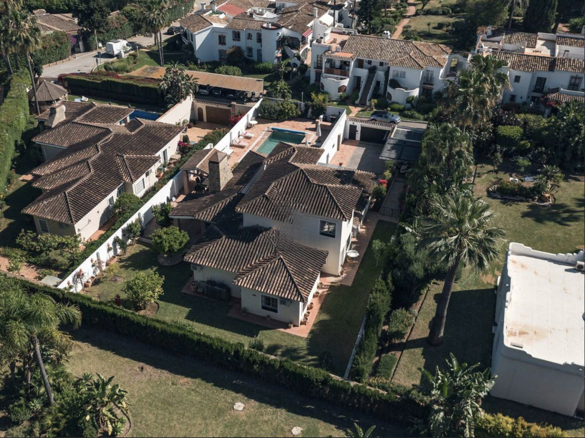 5 Bed Townhouse for sale in El Paraiso Costa Del Sol, Málaga, Spain