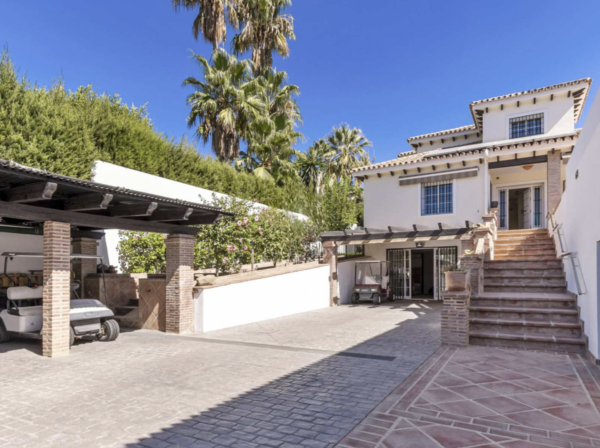 5 Bed Townhouse for sale in El Paraiso Costa Del Sol, Málaga, Spain