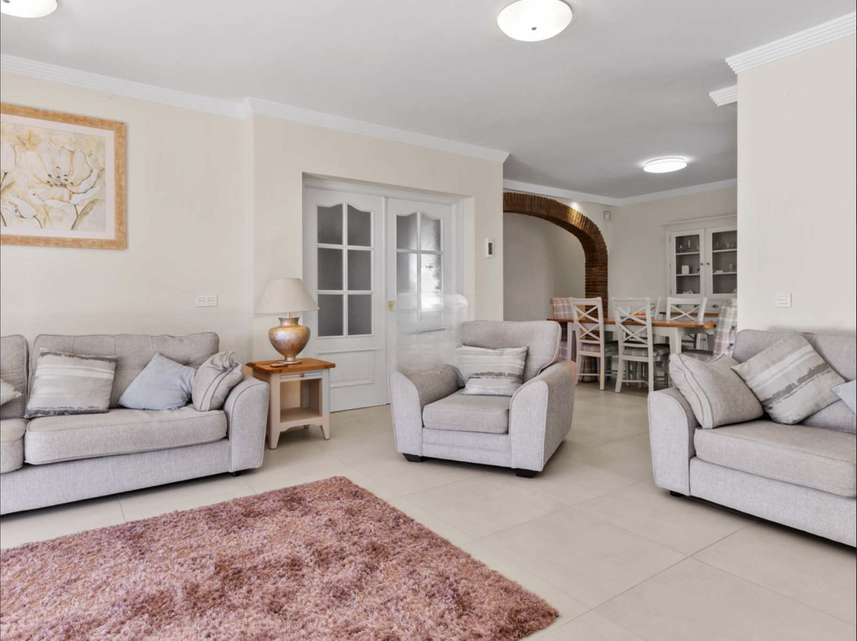 5 Bed Townhouse for sale in El Paraiso Costa Del Sol, Málaga, Spain