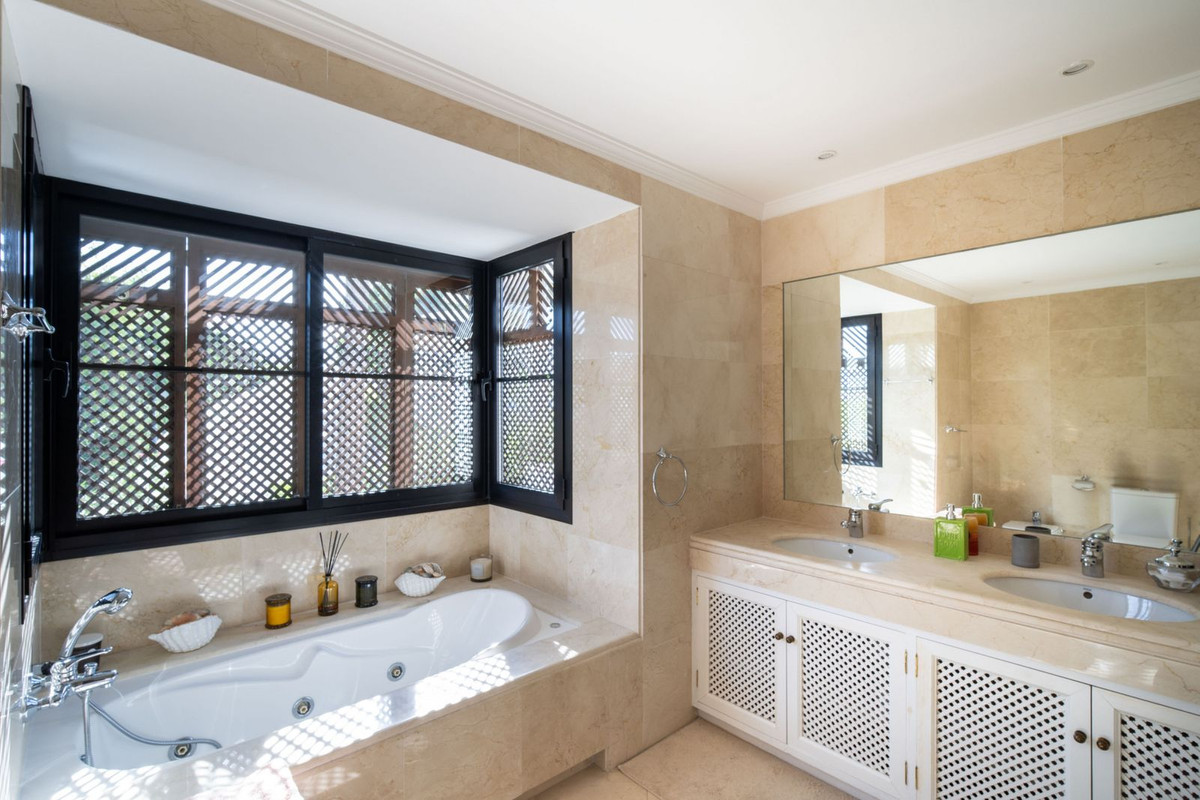 Se vende Villa - Chalet de 4 dormitorios en Costa Del Sol, Málaga, España