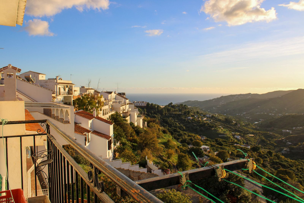 4 Bed Apartment for sale in Frigiliana Costa Del Sol East, Málaga, Spain