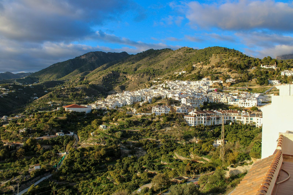 4 Bed Apartment for sale in Frigiliana Costa Del Sol East, Málaga, Spain