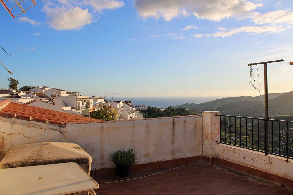 4 Bed Apartment for sale in Frigiliana Costa Del Sol East, Málaga, Spain