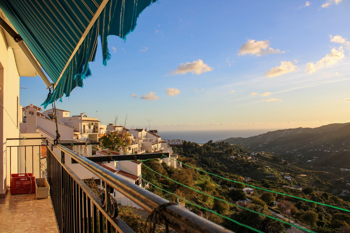 4 Bed Apartment for sale in Frigiliana Costa Del Sol East, Málaga, Spain