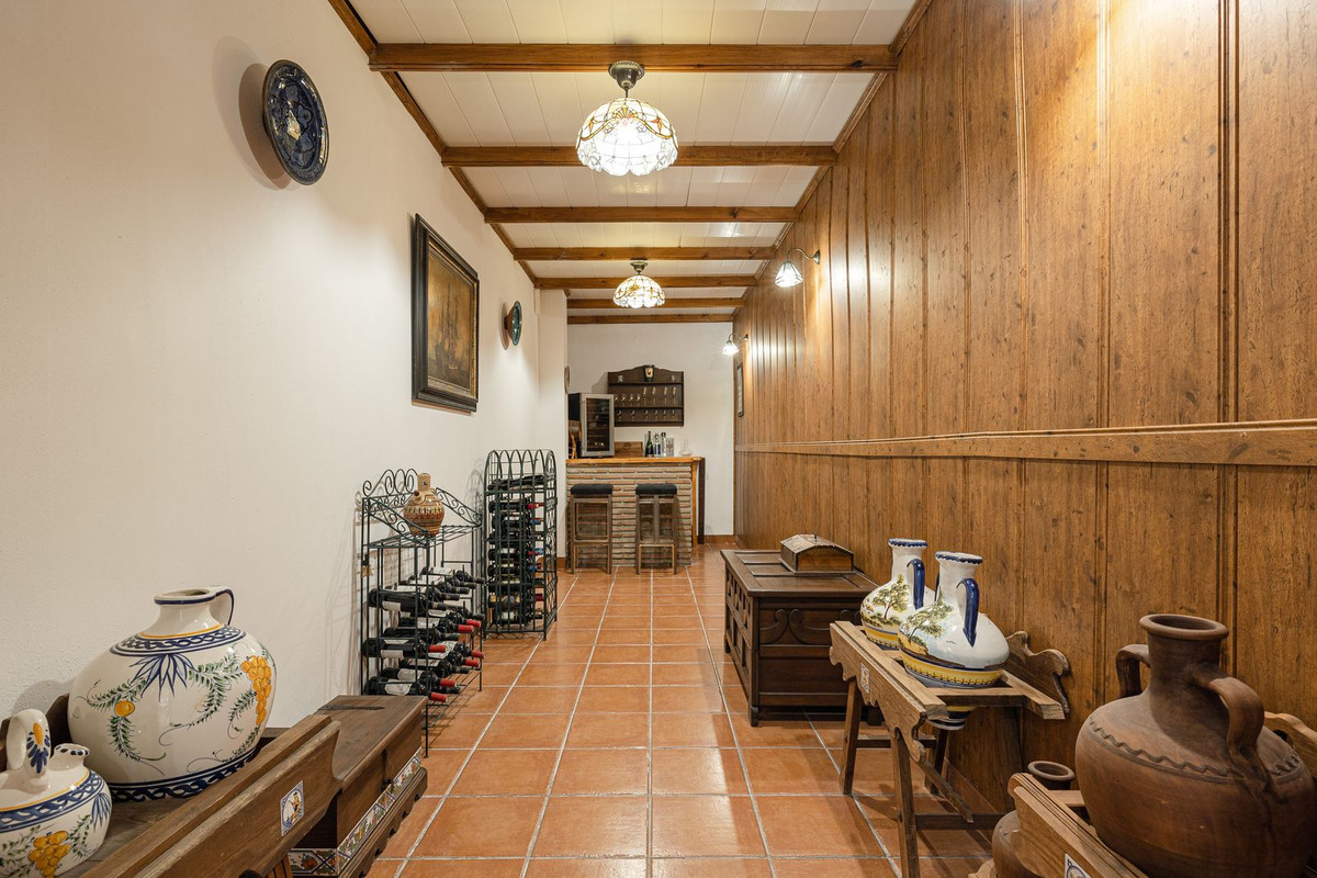 6 Bed Townhouse for sale in El Paraiso Costa Del Sol, Málaga, Spain
