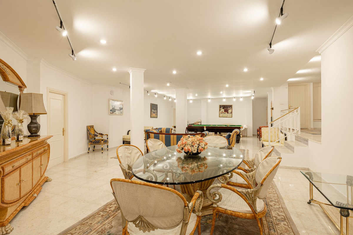6 Bed Townhouse for sale in El Paraiso Costa Del Sol, Málaga, Spain